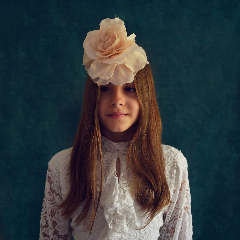 jeune fille avec une fleur dans les cheveux photo de mode prise par un photographe à Toulon