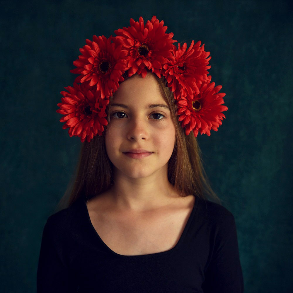 photo d'une enfant avec couronne de fleurs, photographie artistique par la photographe professionnelle confirmée Marie Salis à Toulon