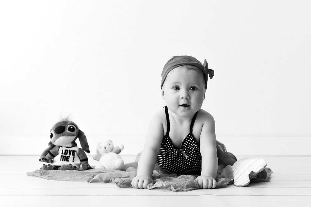 photographie noir et blanc d'un bébé fille de 1 an, par la photographe Marie Salis à Toulon